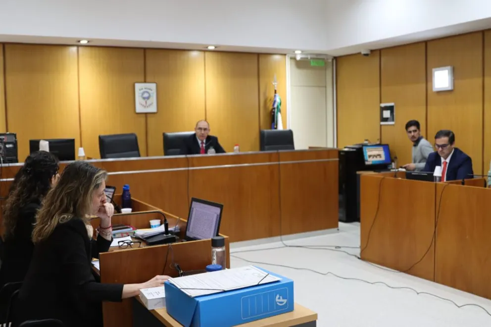 Los cuatro detenidos fueron trasladados a los tribunales de Roca para la audiencia de formulación de cargos. Foto: Tania Domenicucci - ANR