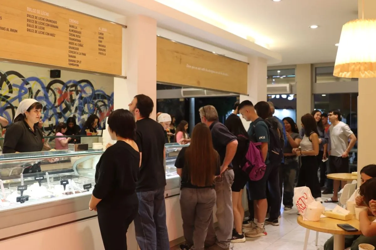 Las promociones atrajeron a familias y grupos de j&oacute;venes que no suelen consumir entre semana. Foto Tania Domeniccuci-ANR