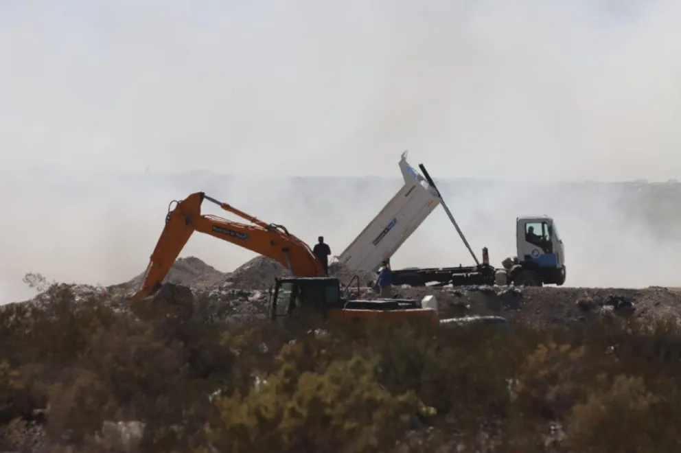 La planta de tratamiento de residuos volvió a generar una densa nube visible desde varios puntos de la ciudad.
Foto: Tania Domeniccuci-ANR