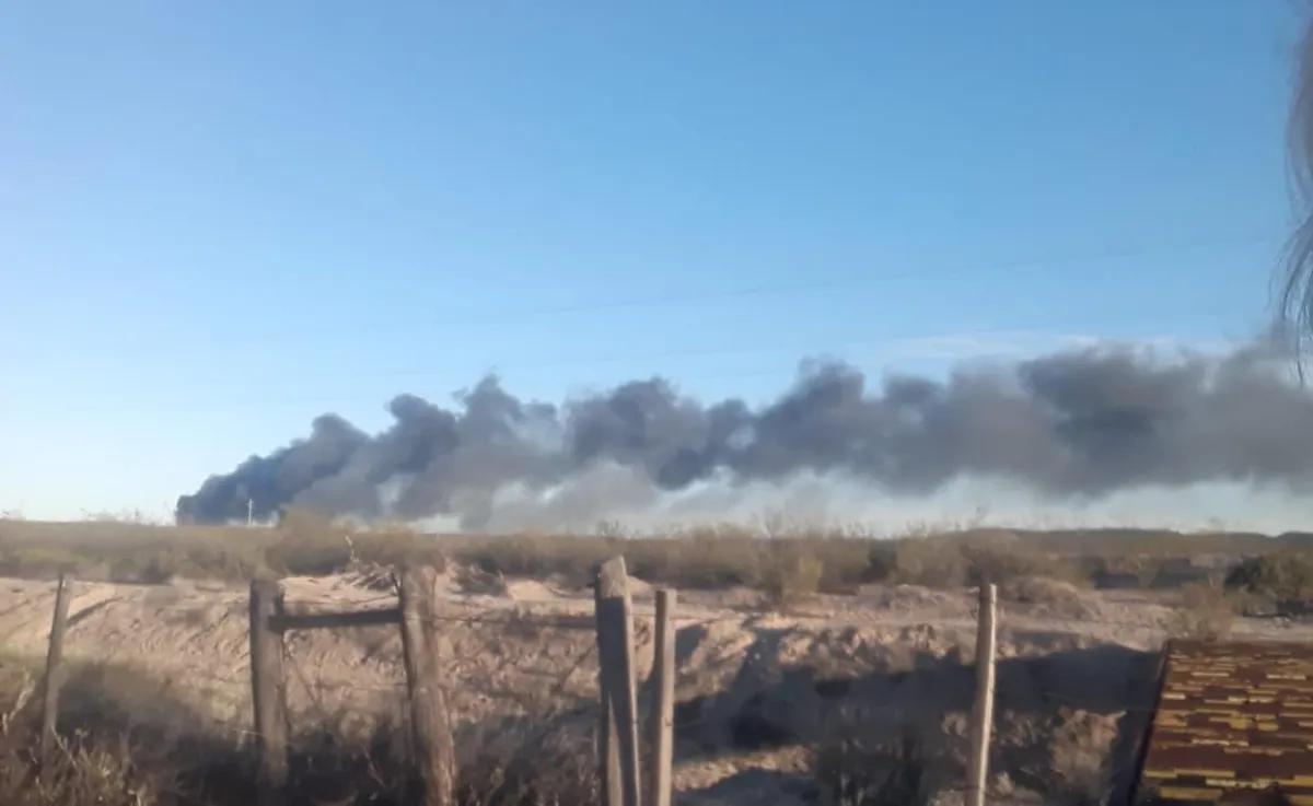 La columna de humo se elev&oacute; desde el predio de residuos y alcanz&oacute; distintos barrios de Roca. Foto: gentileza lectora