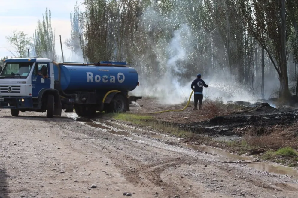 Equipos de emergencia combaten las llamas que avanzan por terrenos cercanos al Viejo Polo y la calle Lago Lacar. Foto Tania Domeniccuci-ANR.