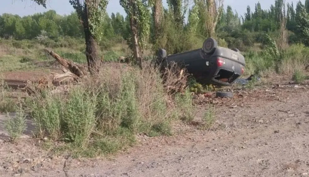 El vehículo quedó volcado sobre el camino de ripio y la Policía trabajó en el lugar. Foto: gentileza AN Allen