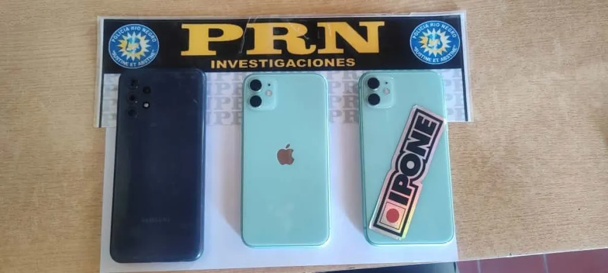 Uno de los tel&eacute;fonos secuestrados es de inter&eacute;s para la causa judicial. Foto: Polic&iacute;a de R&iacute;o Negro.