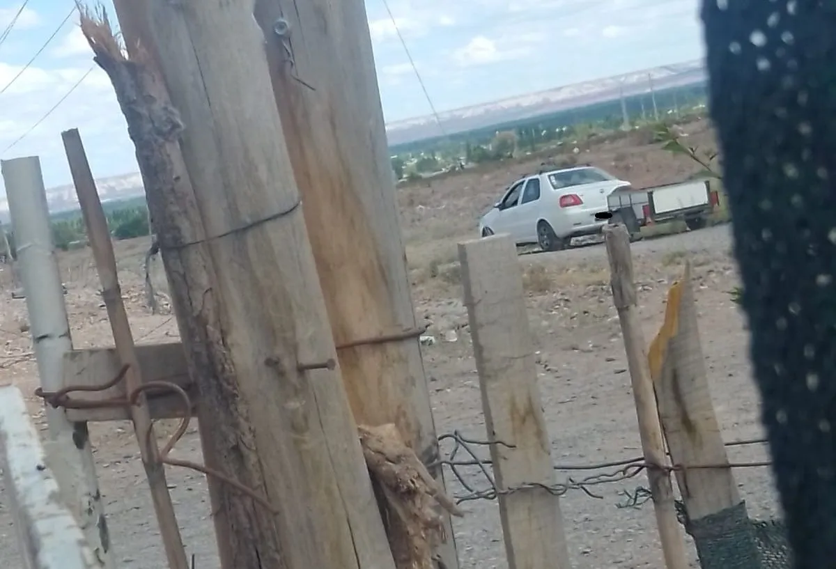 Las personas llegan con veh&iacute;culos y carros para arrojar la basura a pocos metros de las viviendas 