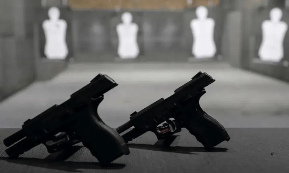 Un efectivo de la Policía de Río Negro asistió a una capacitación sobre el uso correcto de armas de fuego cortas y largas. Foto: ilustrativa