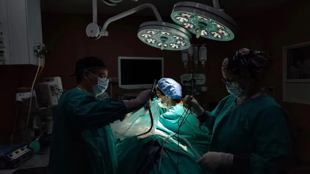 En el hospital López Lima se operó a un paciente con Miastenia Gravis. Vino una profesional de Buenos Aires que trabajó con el personal local. Foto: Prensa Ministerio de Salud.
