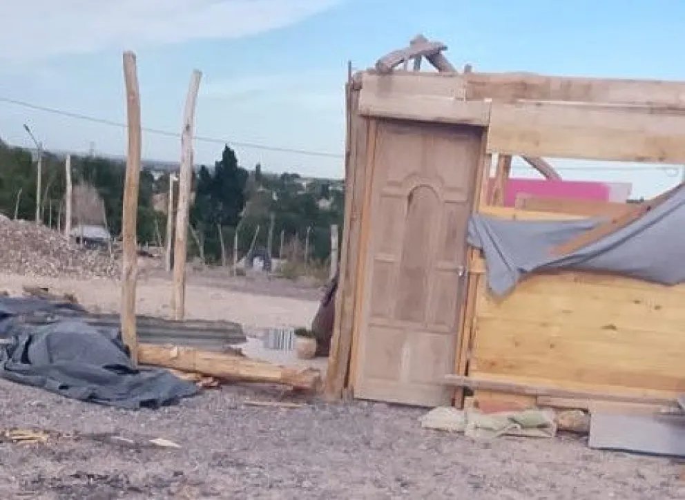 La vivienda de Fany, totalmente expuesta tras el temporal que golpeó con fuerza a Roca. Foto gentileza.