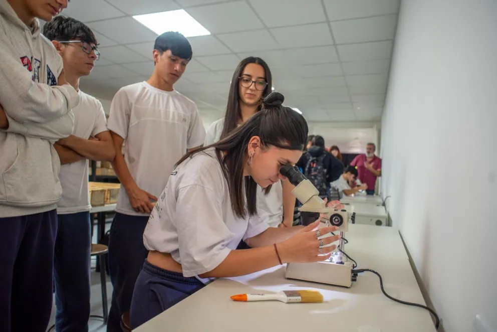 El espacio se encuentra equipado con equipos de investigación. Foto: UNRN