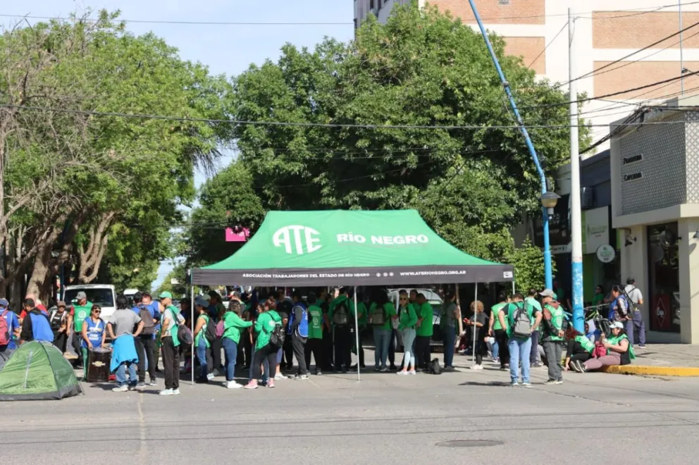 Trabajadores de ATE Río Negro concentrados en la esquina de Roca y Tucumán, frente a la Secretaría de Trabajo, en el marco del paro nacional. Fotos Tania Domenicucci-ANR.