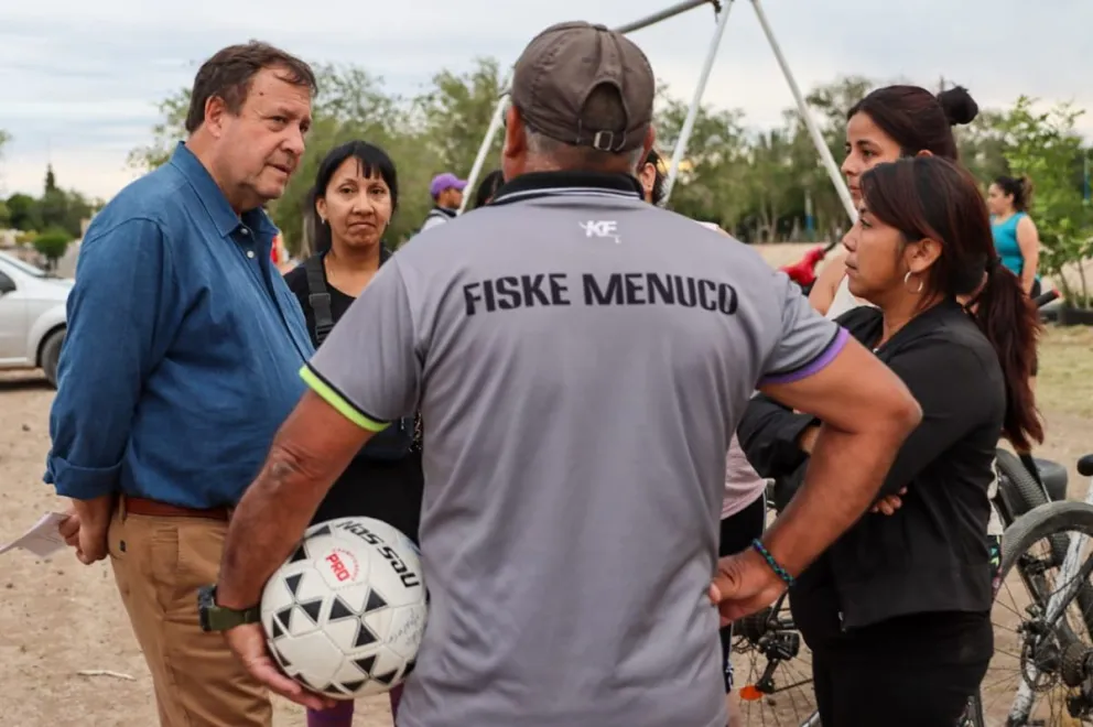 El gobernador Weretilneck recorrió el predio junto a dirigentes del club y escuchó los pedidos para mejorar la cancha y las instalaciones. Fotos Tania Domenicucci-ANR