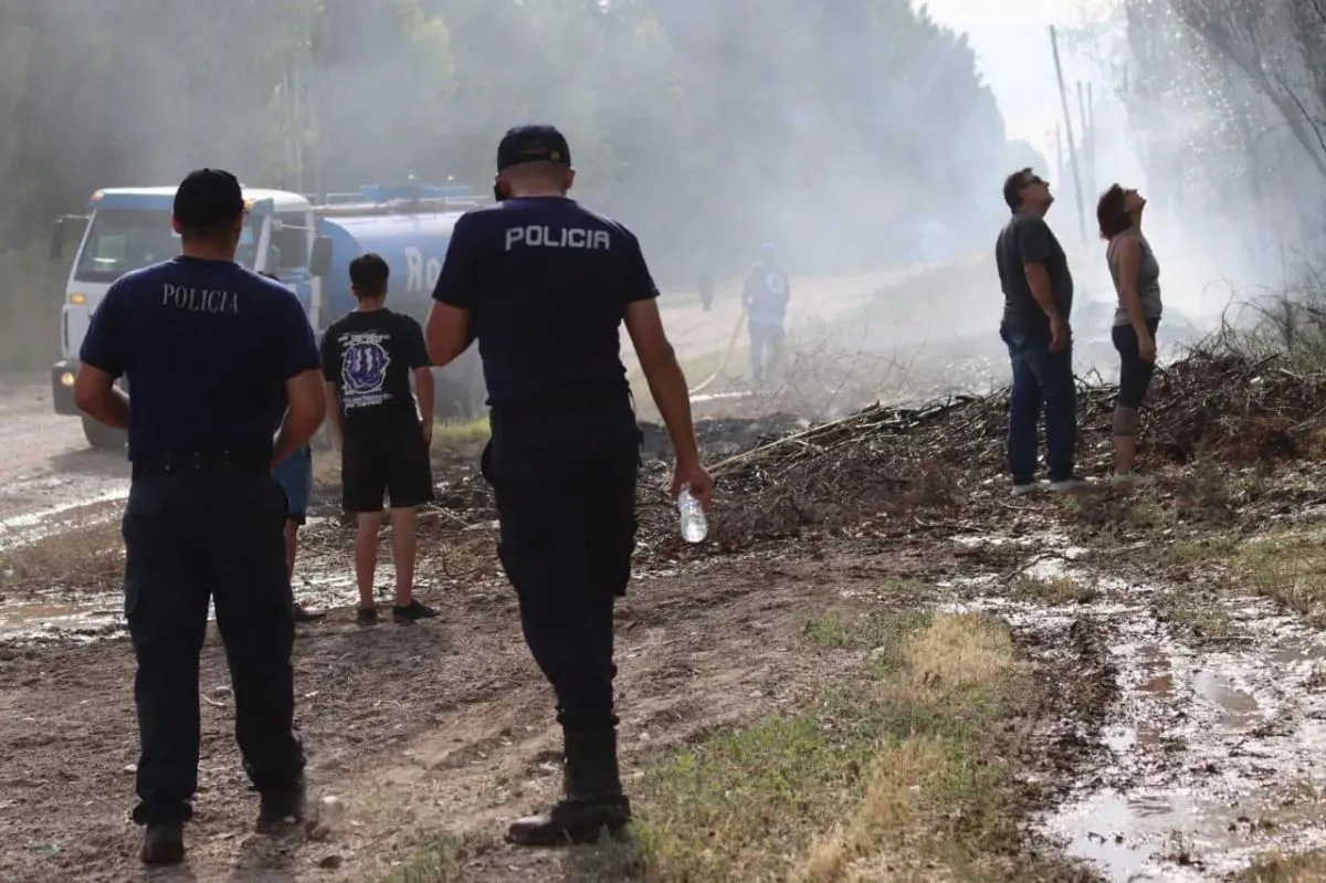 Adem&aacute;s de Bomberos tambi&eacute;n hubo despliego de personal policial y del Municipio. Foto: Tania Domenicucci