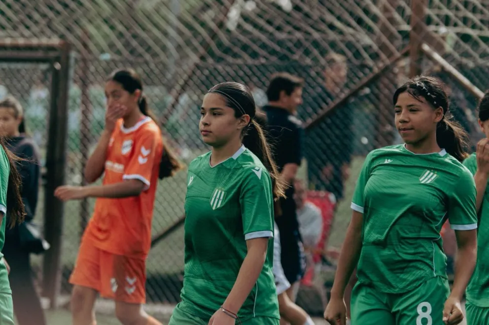 La joven futbolista de Roca que juega en Banfield. 