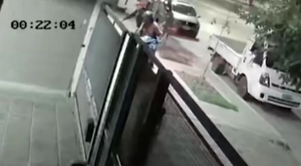 Los asaltantes quedaron registrados en las cámaras de seguridad de la cuadra. Fotos Gentileza.