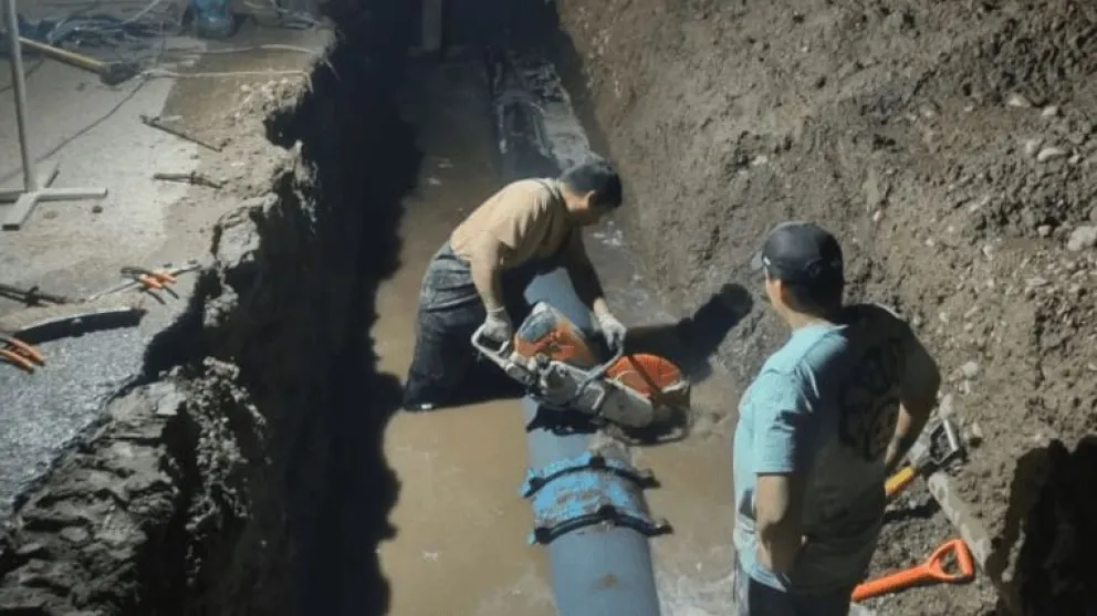 Fue necesario romper la calzada para acceder al punto afectado. Fotos Gentileza.