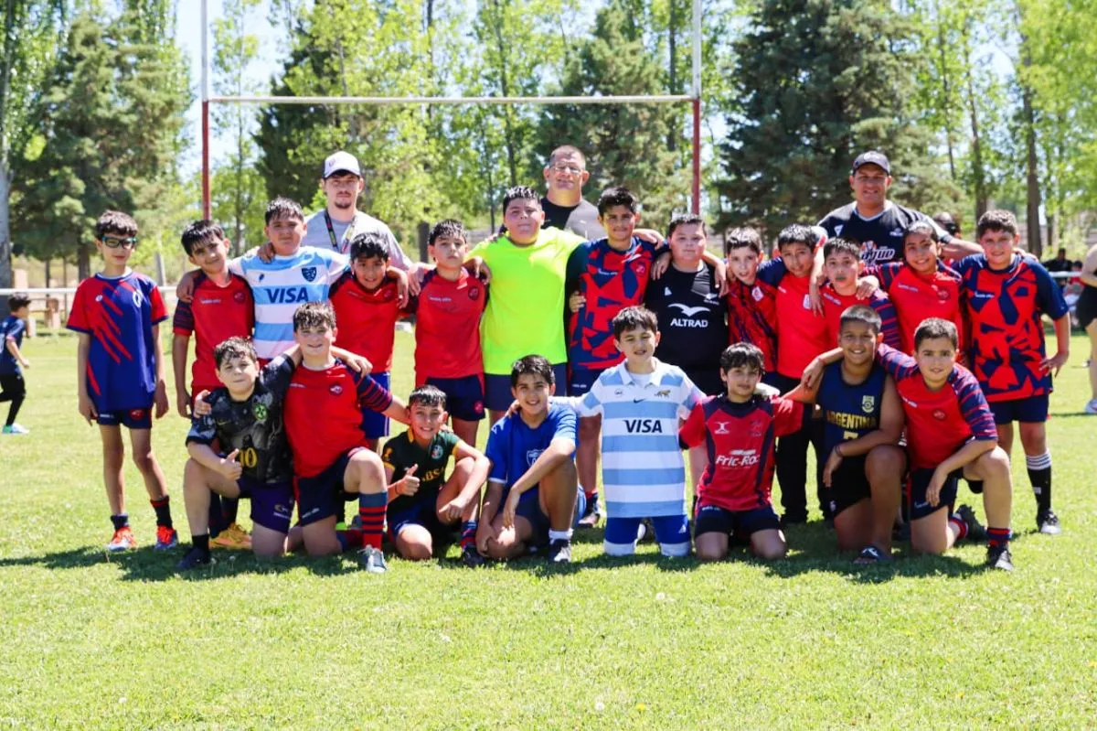 Generaciones distintas compartiendo la misma camiseta: una postal que explica por qu&eacute; el Roca RC celebra 40 a&ntilde;os en su casa de Stefenelli. Foto: Tania Domenicucci archivo