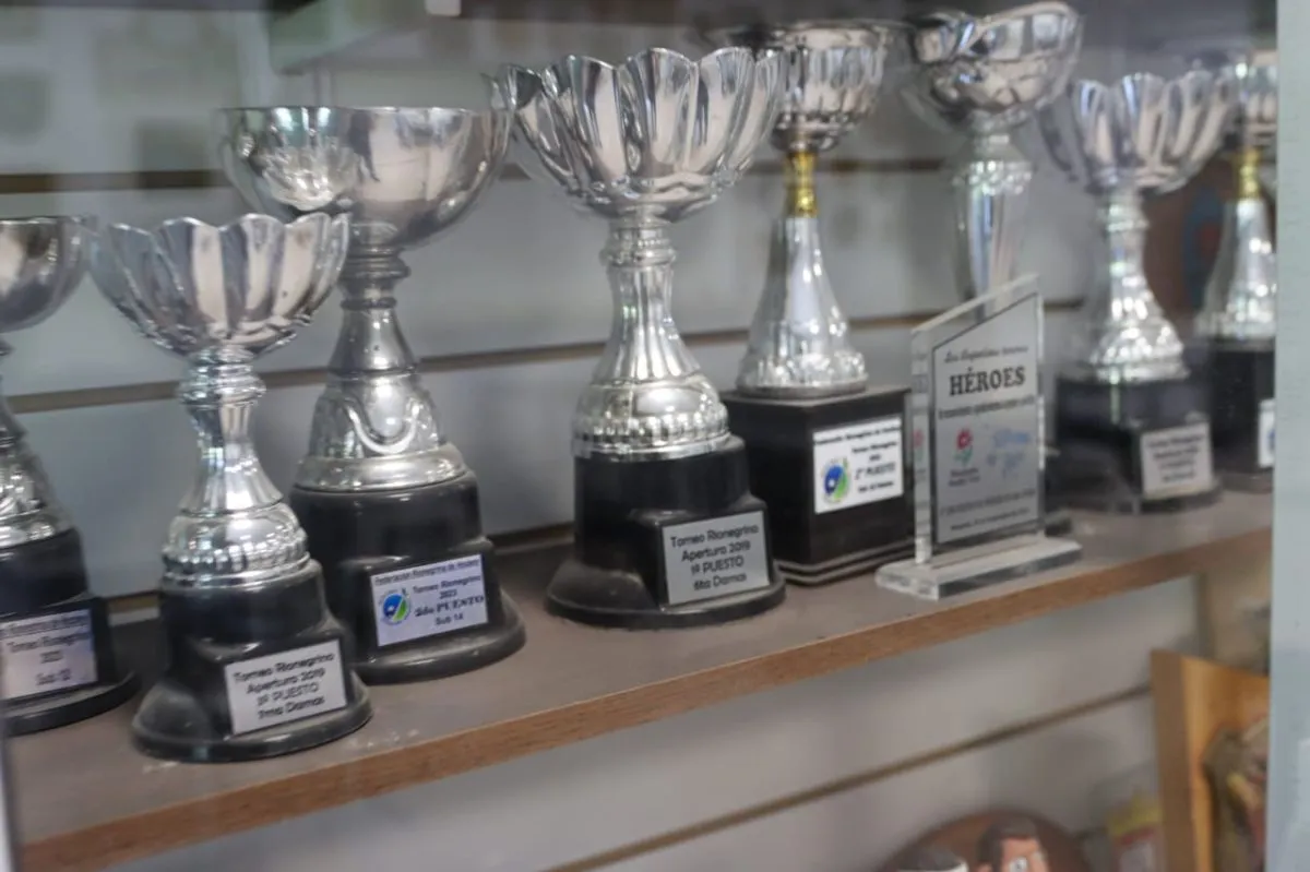 Parte de los trofeos que resumen d&eacute;cadas de competencia: desde los t&iacute;tulos regionales hasta el hist&oacute;rico tricampeonato patag&oacute;nico. Foto: Tania Domenicucci archivo