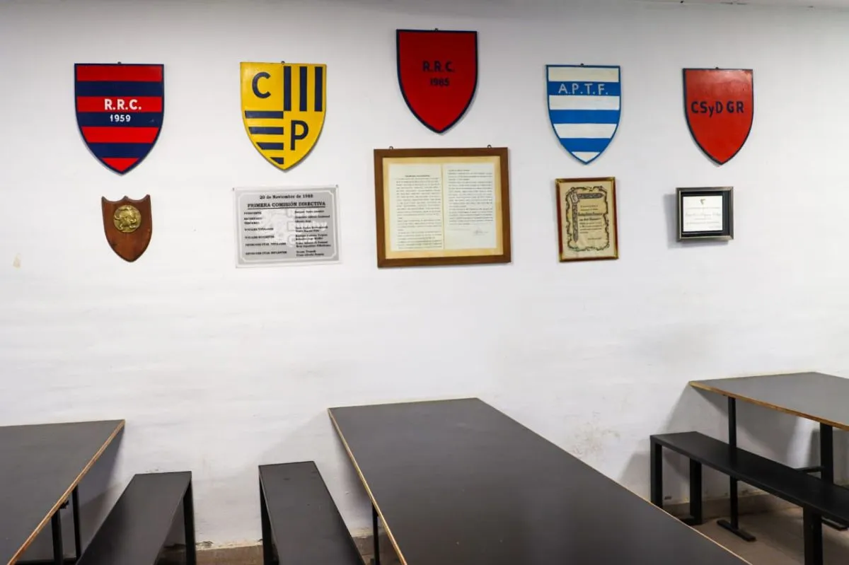 Las vitrinas del club guardan las conquistas que marcaron generaciones y consolidaron el lugar del Roca RC en la Patagonia. Foto: Tania Domenicucci archivo