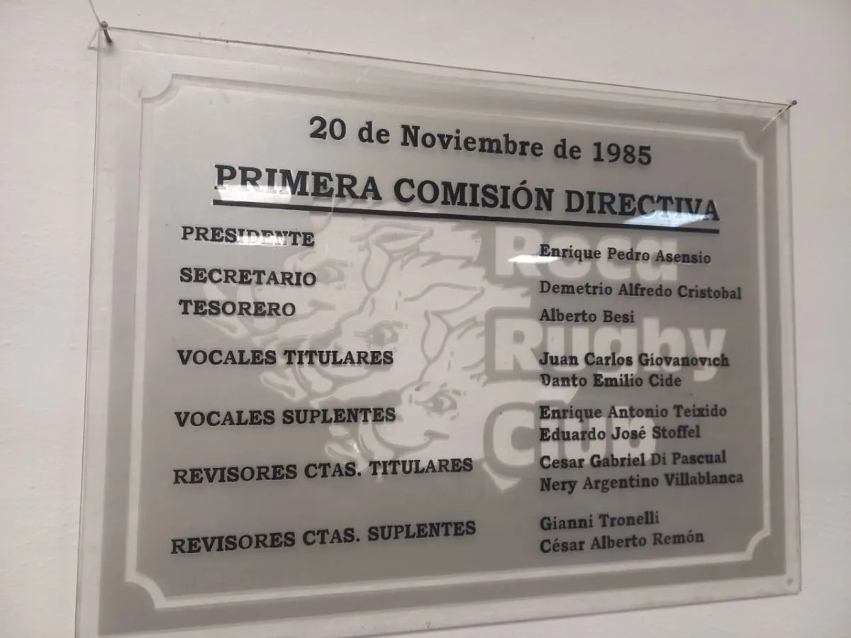 Las vitrinas del club guardan las conquistas que marcaron generaciones y consolidaron el lugar del Roca RC en la Patagonia. Foto: Tania Domenicucci archivo