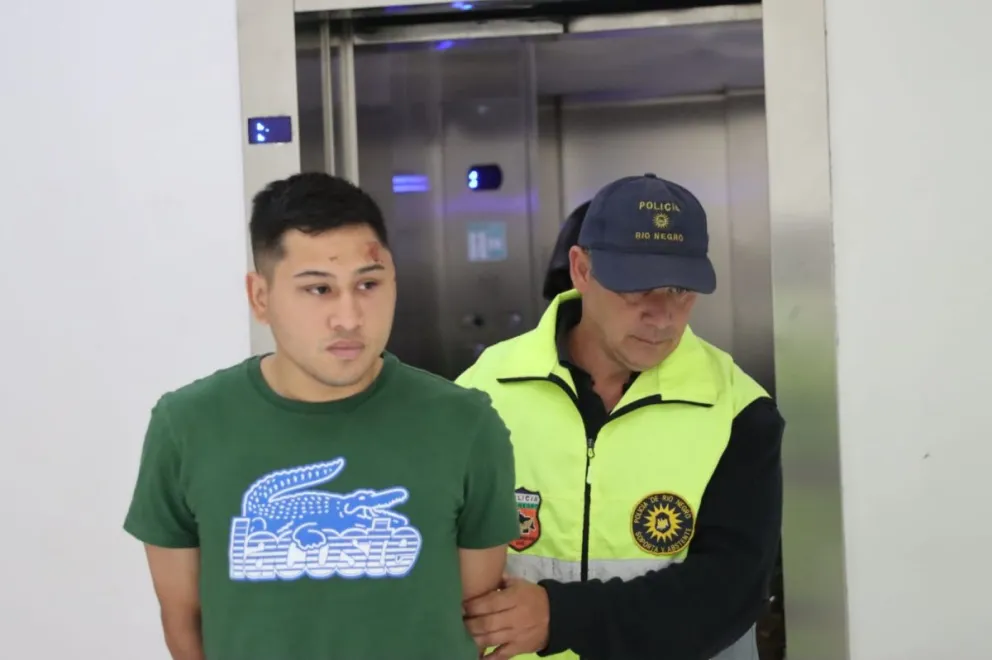 Araneda ingresó esposado al edificio de tribunales esta mañana. Podría afrontar una pena de prisión efectiva por la muerte de las cuatro personas. Foto: Tania Domenicucci.