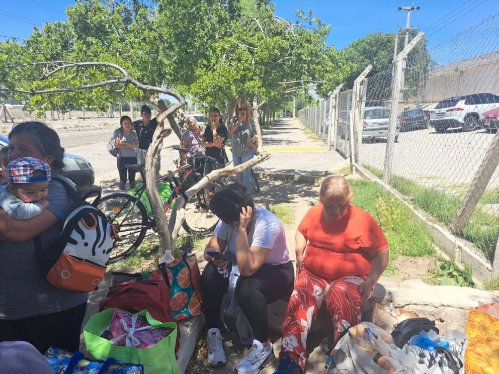 Familiares de internos del Penal 2 se juntaron en el exterior del Penal 2 y denuncian represión dentro del establecimiento. Foto: gentileza