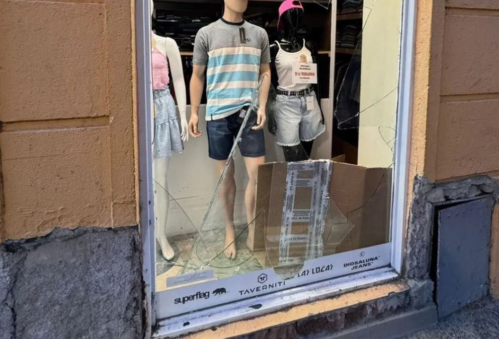 Rompieron una vidriera y se llevaron unas 70 remeras. Algunas aparecieron en la calle. Foto: gentileza lector