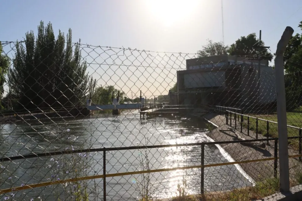 Pasado el mediodía de este martes se confirmó la identidad del hombre encontrado muerto en el Canal Principal de Riego. Foto: Tania Domeniccuci-ANR
