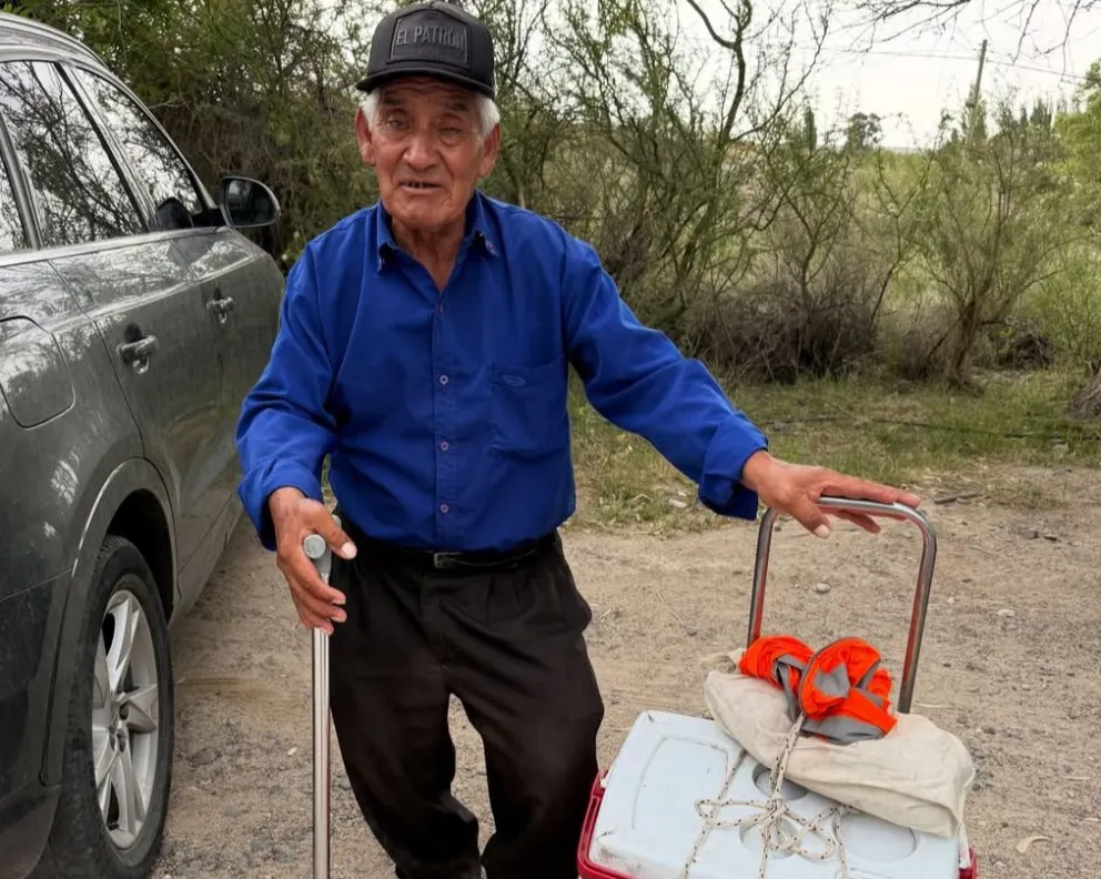 A sus 78 años vende helados en Paso Córdoba para poder pagar sus gastos médicos y facturas. Foto gentileza Karina_Borbalas.
