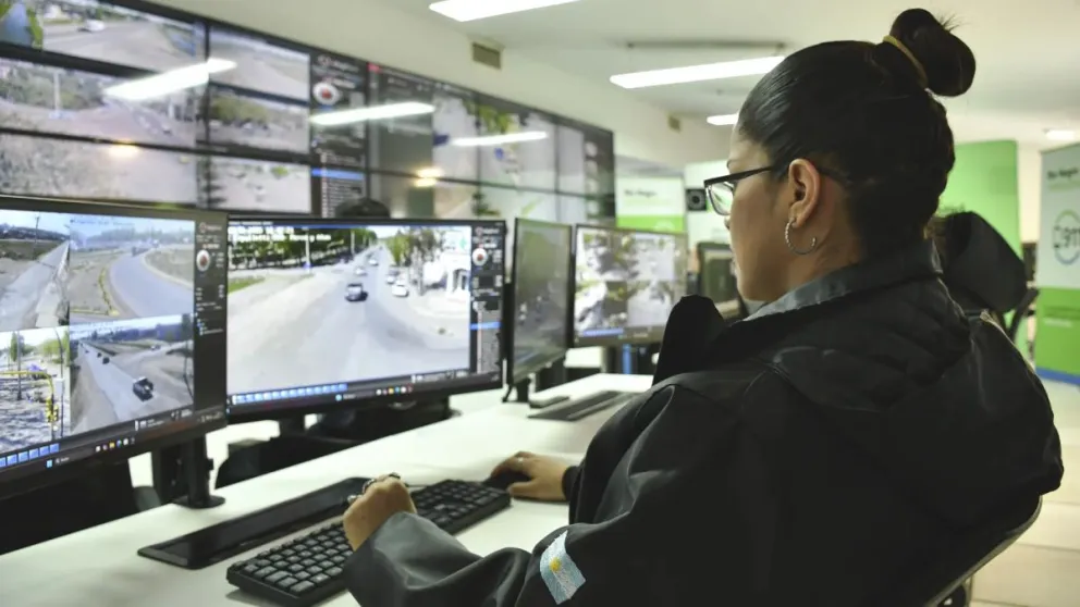 La operadora del 911 mantuvo la línea abierta mientras guiaba las maniobras para que el bebé volviera a respirar; el menor llegó con vida al centro de salud. Foto: archivo