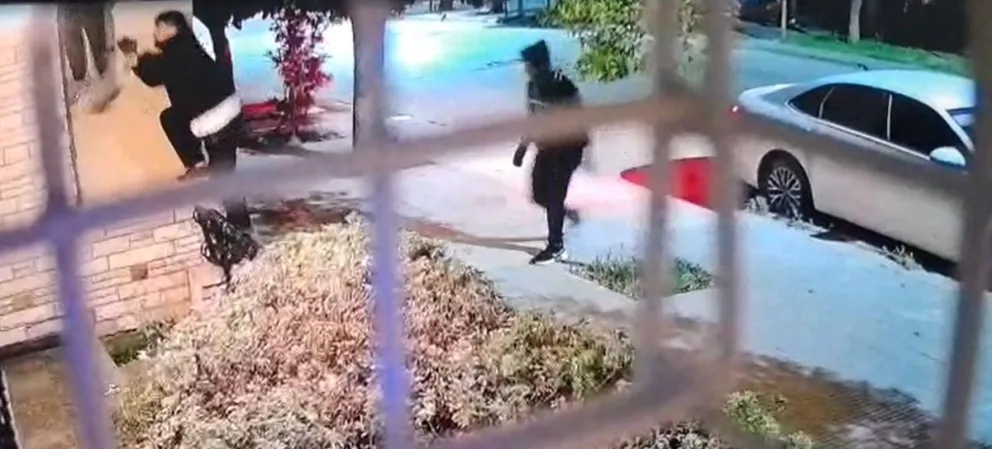 Los delincuentes no exhibieron armas de fuego ni armas blancas y tampoco golpearon a las víctimas. Foto: captura cámaras.