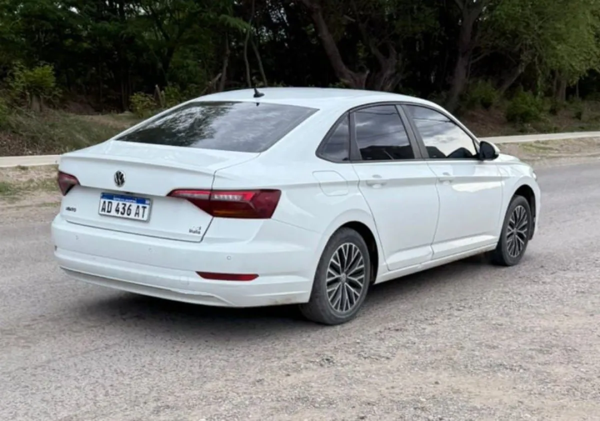 El auto en que se desplazaban los ladrones. Foto: gentileza