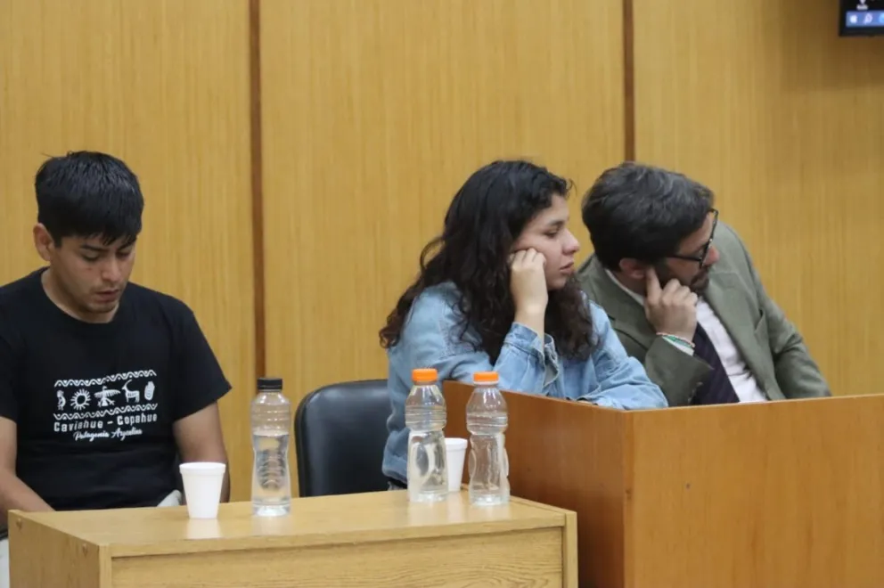 La mamá y el papá de Valentín, junto a uno de sus abogados, oyeron los alegatos fiscales en el juicio por la muerte de su hijo. Foto: Tania Domenicucci-ANR