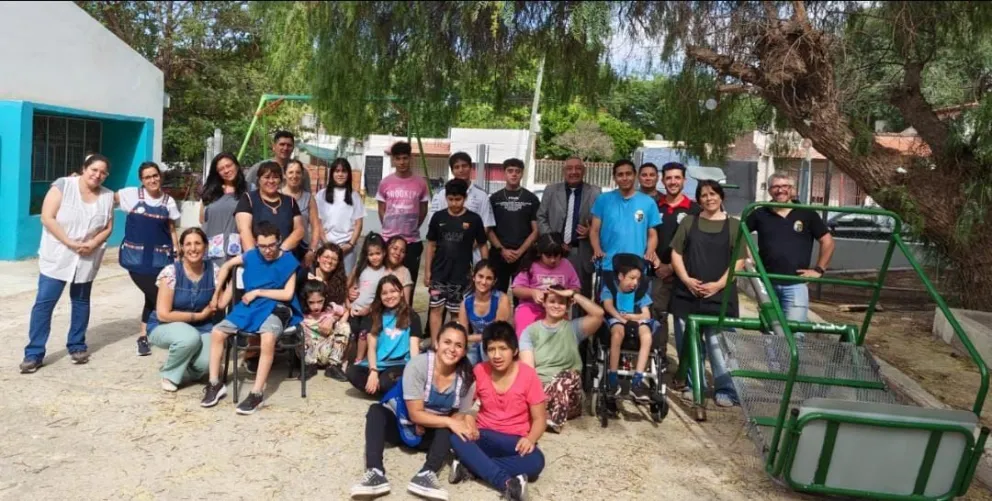 Estudiantes y docentes del CET Nº1 durante la entrega del subibaja adaptado que será utilizado por los alumnos de la Escuela Especial Nº12. Fotos gentileza.