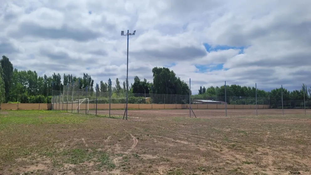 El club comenzó a tomar forma con la iluminación de las canchas donde los jugadores ya realizan sus entrenamientos. Foto: Redes Cecap