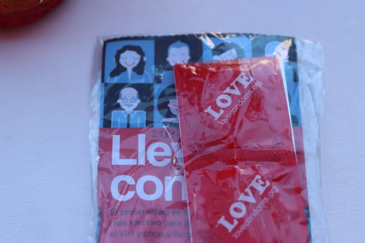 Tambi&eacute;n hicieron la entrega de preservativos. Foto: Tania Domenicucci