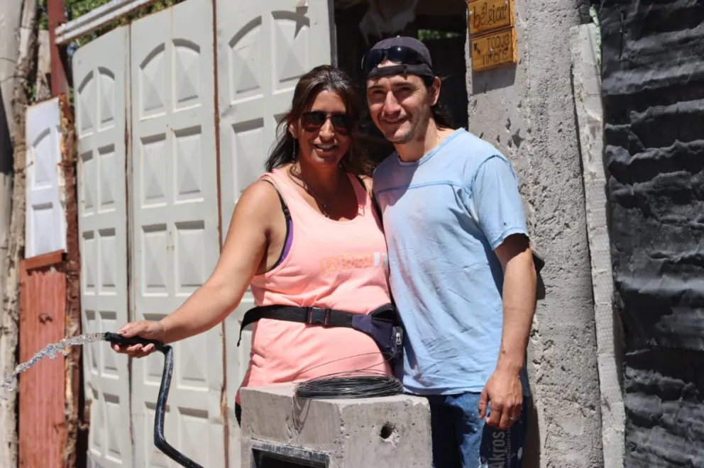 En imagen, la alegría de los vecinos al abrir las canillas y descubrir que ya contaban con agua potable. Foto: Tania Domenicucci-ANR