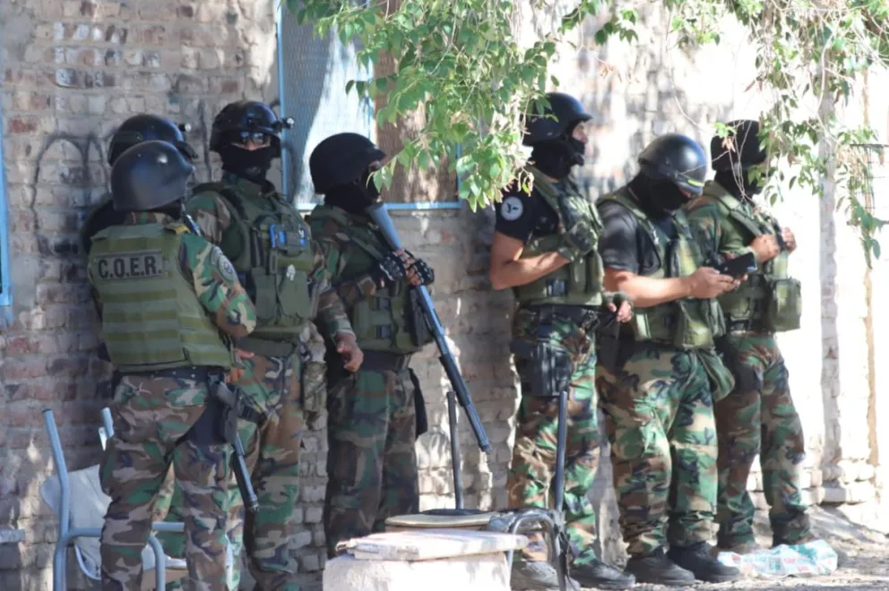 El Grupo Especial COER realizó esta mañana varios allanamientos en Roca, vinculados a la investigación por las últimas entraderas ocurridas en la ciudad. Foto: Tania Domenicucci ANR