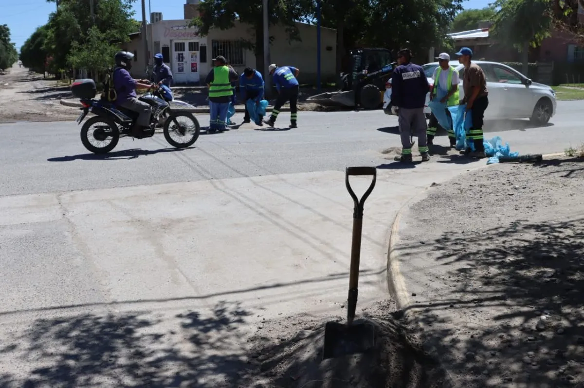 El tr&aacute;nsito sobre calle Evita no fue interrumpido mientras trabajaban. Foto: Tania Domenicucci