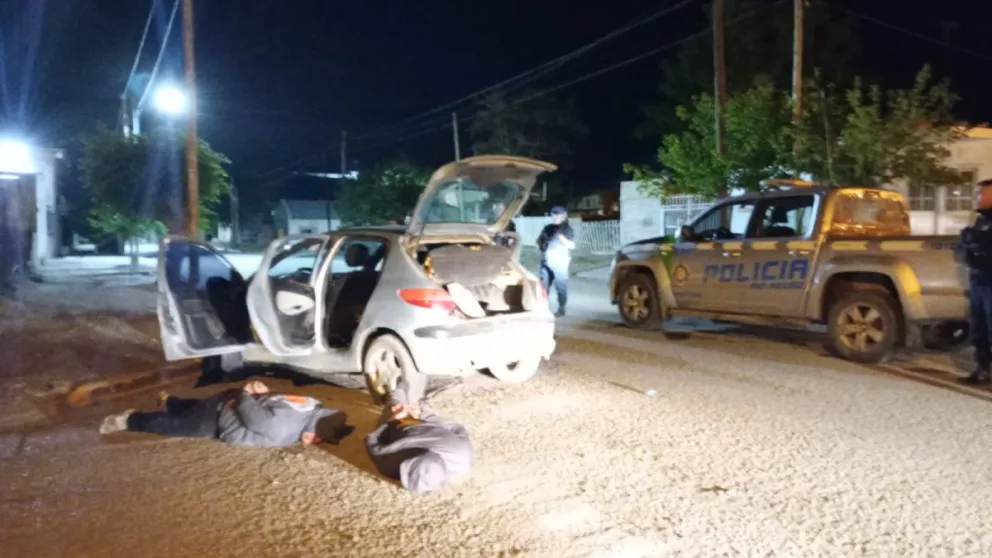 El operativo cerrojo permitió interceptar el vehículo en el que huyeron los cuatro jóvenes demorados. Foto: Prensa de la Policía