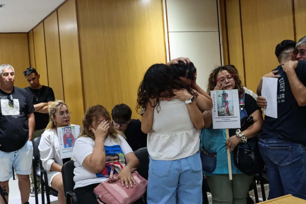 “Luego de escuchar la declaración de culpabilidad, la familia compartió un instante de desahogo y tristeza.”
Foto: Tania Domenicucci-ANR