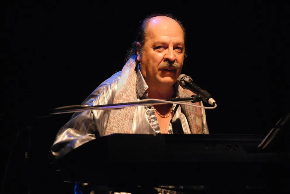 Otorgarán la máxima distinción académica de Doctor Honoris Causa al músico, compositor y productor Litto Nebbia. Foto: IUPA