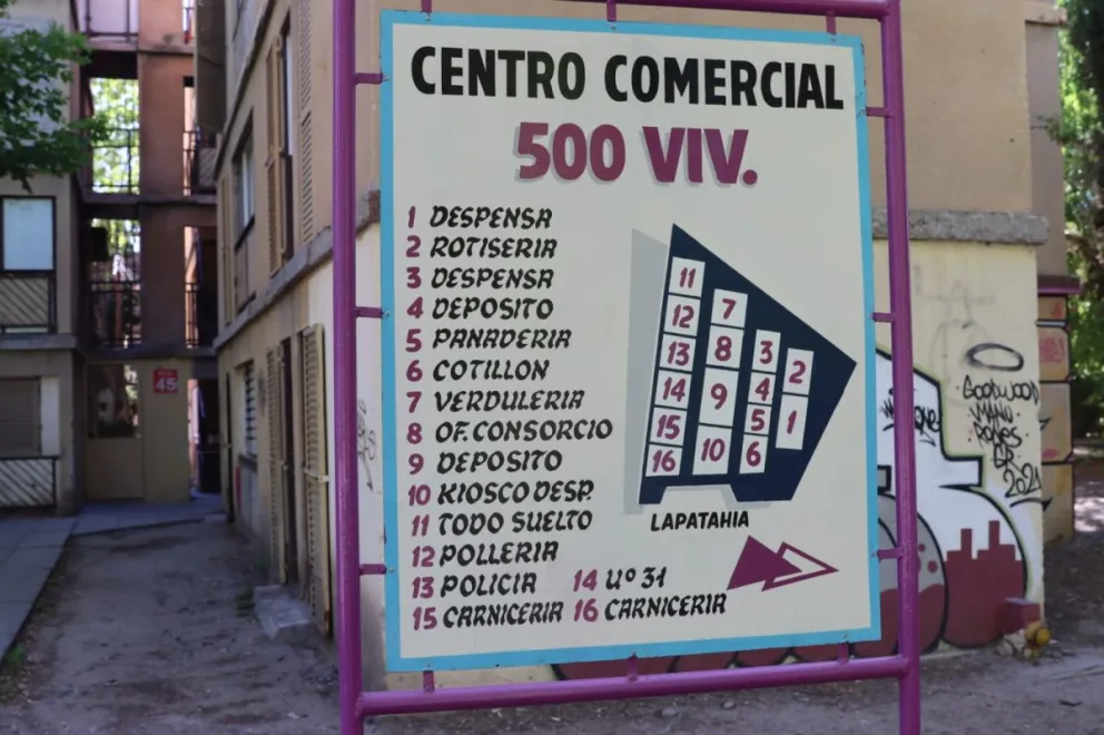 Los carteles en la entrada del barrio fueron actualizados el último mes. Foto: Tania Domenicucci-ANR