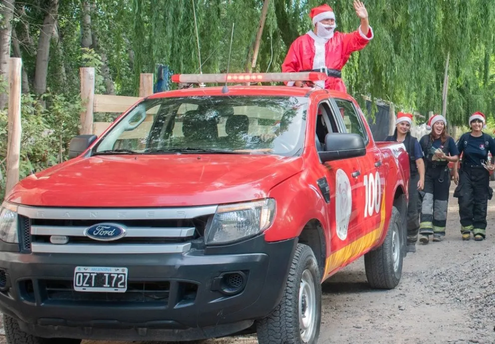 Desde hace años, el cuerpo activo sostiene la colecta navideña con recorridas solidarias que llevan alimentos y un mensaje de cercanía a los barrios. Foto: Prensa Bomberos Voluntarios de General Roca