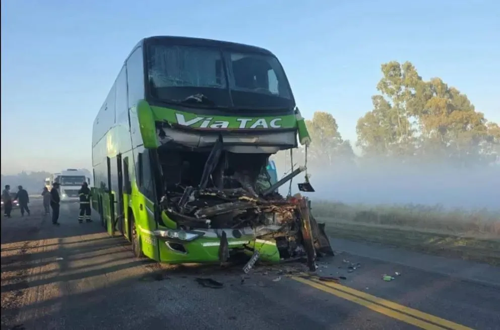 El choque se produjo cerca de Médanos; el chofer del micro murió en el acto. Dolor en la región. Foto: gentileza.