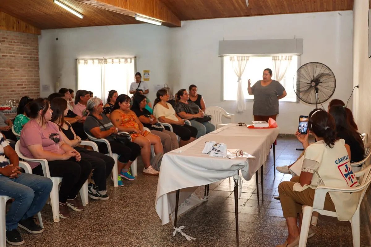 Entrega certificados taller reposter&iacute;a C&aacute;ritas y Parroquia Stefenelli. Foto: Tania Domenicucci-ANR