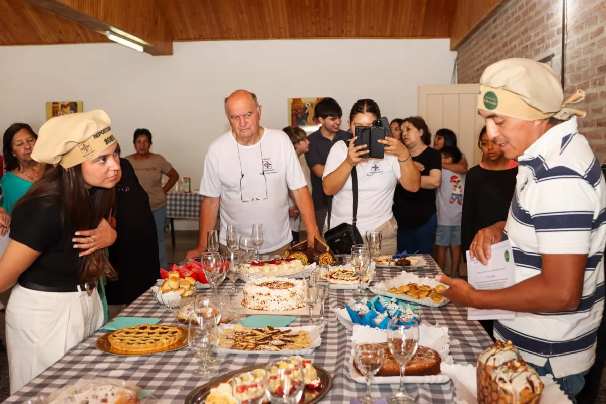 Entrega certificados taller reposter&iacute;a C&aacute;ritas y Parroquia Stefenelli. Foto: Tania Domenicucci-ANR