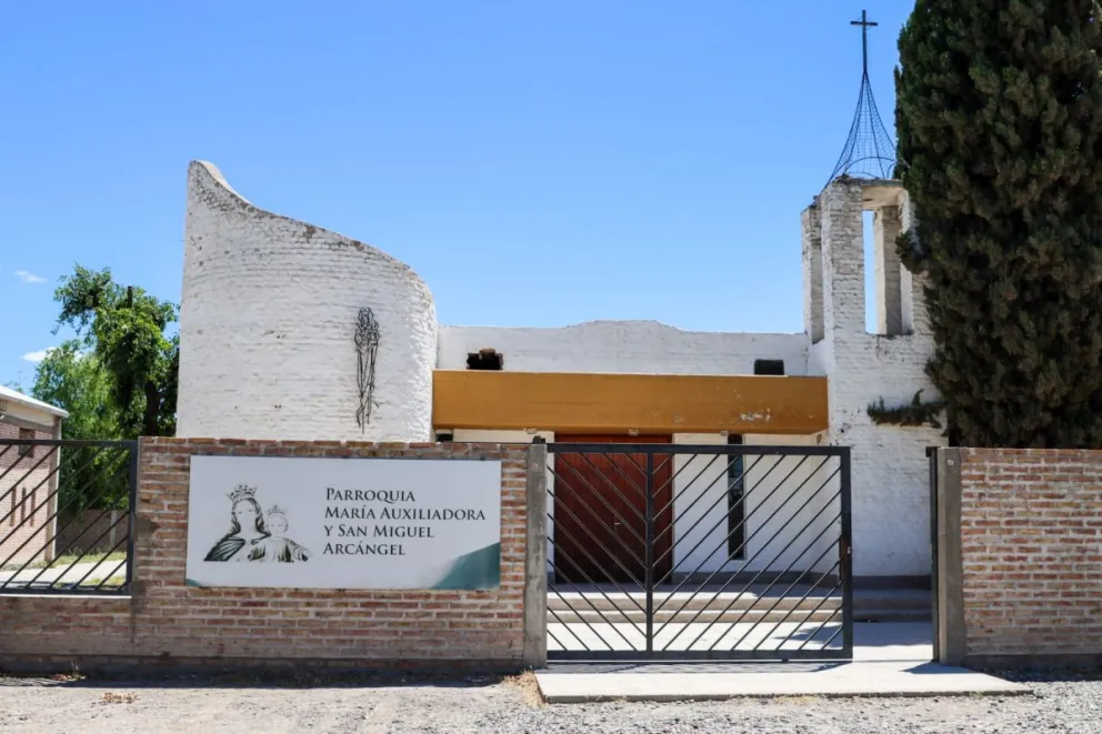 El Roperito funciona en Cáritas Parroquial de la parroquia del barrio de Stefenelli, ubicada en Vintter 1316. Foto: ANR