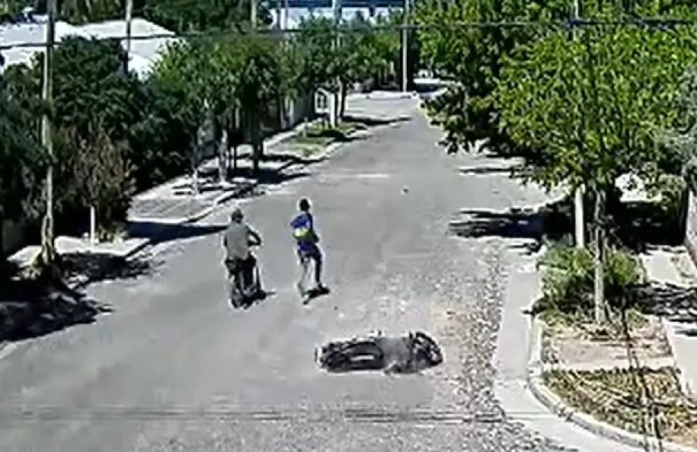 Tras robar la moto escaparon a toda velocidad. Foto: gentileza