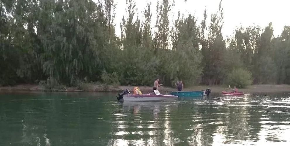 En el operativo intervienen Prefectura Naval Argentina, Defensa Civil, Bomberos Voluntarios y buzos especializados. Foto: gentileza El Diario de Allen.
