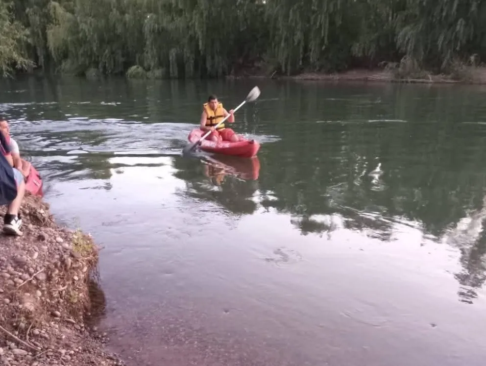 Mientras realizaban la búsqueda, Defensa Civil recordó que la zona no está habilitada como balneario. Foto: El diario de Allen