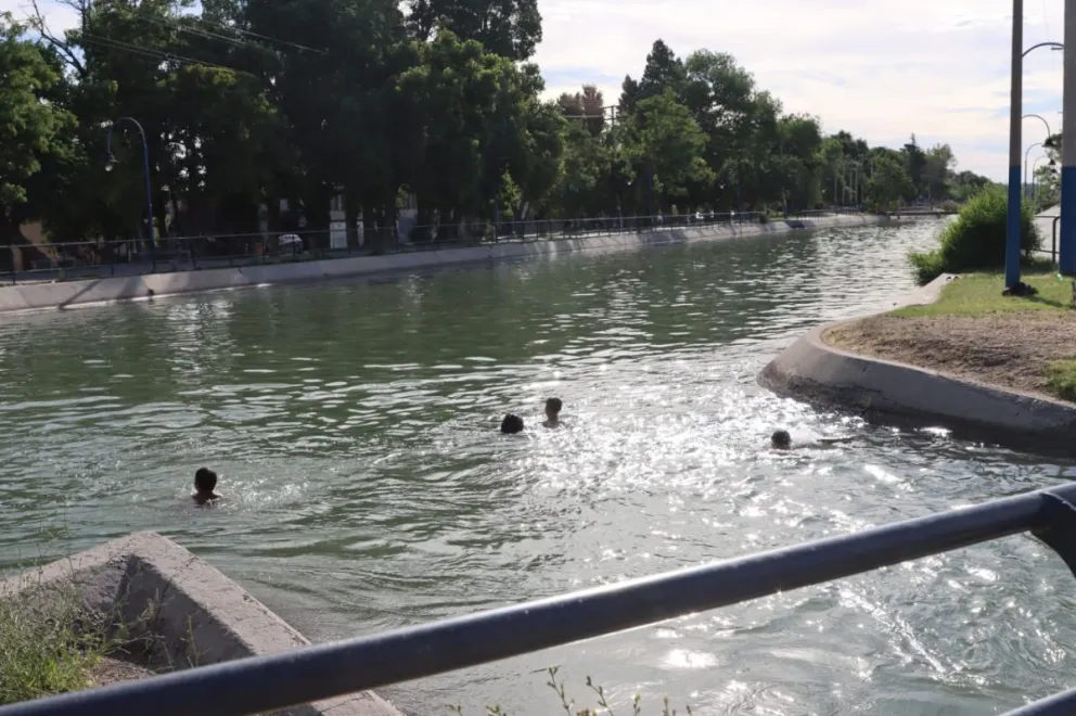 Los vecinos tienen opiniones encontradas sobre el uso de los canales de riego como balnearios, pese a las prohibiciones. Foto: Tania Domenicucci-ANR 